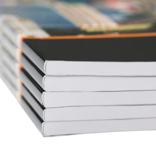 Catalogue avec reliure agrafe.