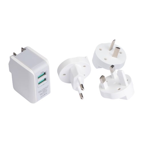 Adaptateur de voyage blanc avec plusieurs adaptateurs de prise.