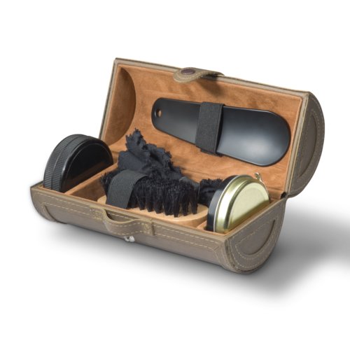 Kit de cirage marron avec brosse, chiffon et chausse-pied.
