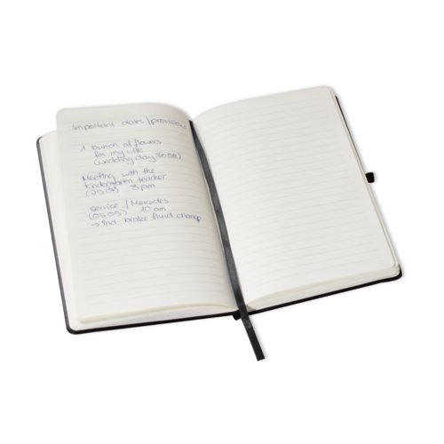 Carnet noir avec couverture rigide et marque-page.