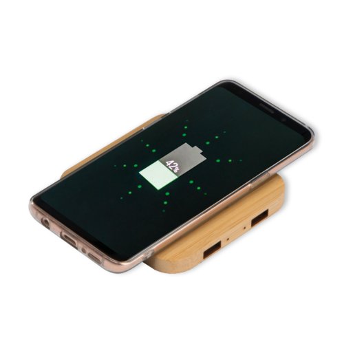 Chargeur beige en bambou pour charger les appareils sans fil.
