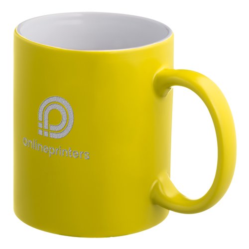 Tasse en cramique jaune avec anse.