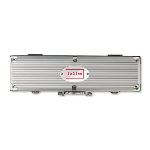 Valise de barbecue argente avec plaque ovale et poigne de transport.