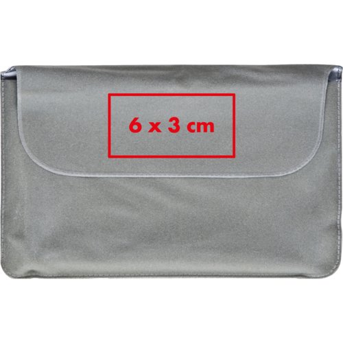 Coussin de nuque gris avec rabat de fermeture.