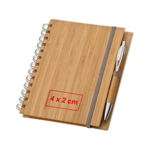 Carnet en bois clair avec reliure spirale et porte-stylo.