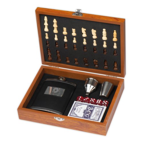 Ensemble de jeux en bois avec pices d'checs, ds, cartes et flasque.