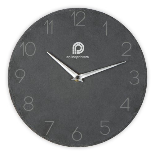 Horloge murale en ardoise grise avec aiguilles et chiffres.