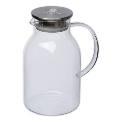 Carafe en verre avec couvercle et anse.