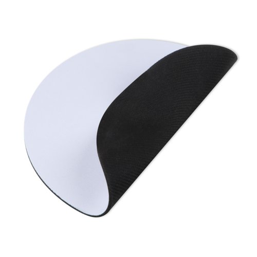 Tapis de souris blanc en tissu avec base antidrapante.