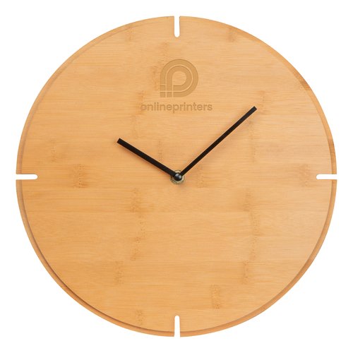 Horloge murale beige en bois avec aiguilles des heures et des minutes.