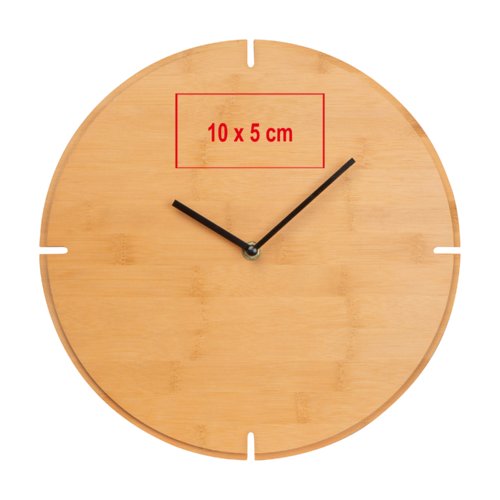 Horloge murale en bois clair avec aiguilles noires.