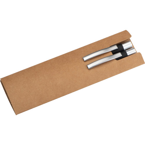 Ensemble d'criture noir avec stylos et papier.