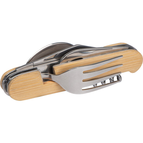 Couverts de camping beige en bambou et mtal avec divers outils.