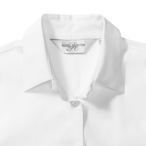 Blouse blanche en coton avec lasthanne pour femmes.
