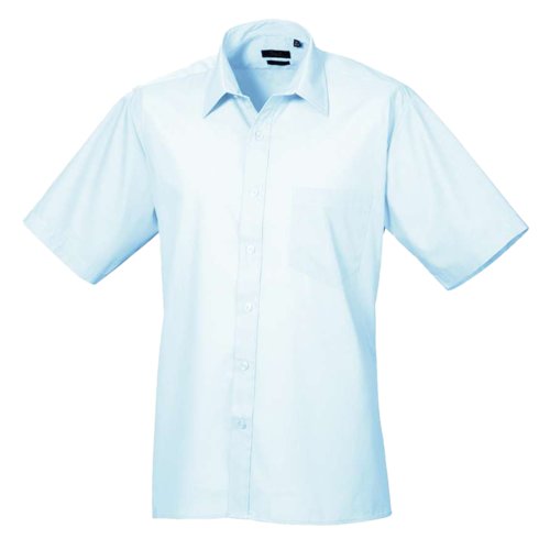 Chemise popeline bleu clair  manches courtes et patte boutonne.