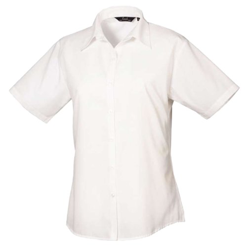 Blouse blanche en popeline  manches courtes et patte boutonne.