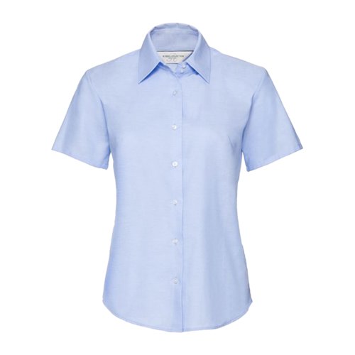 Blouse bleu Oxford en mlange coton-polyester avec manches courtes et patte boutonne.
