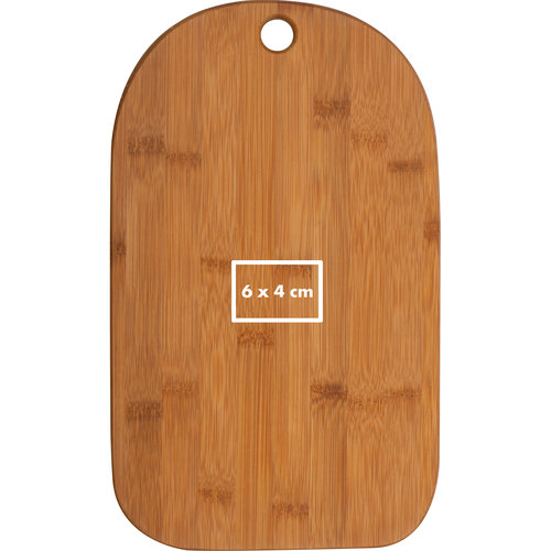 Planche en bambou clair avec bords arrondis et trou de suspension.