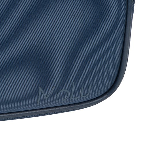 Trousse de toilette en tissu bleu fonc avec fermeture clair.