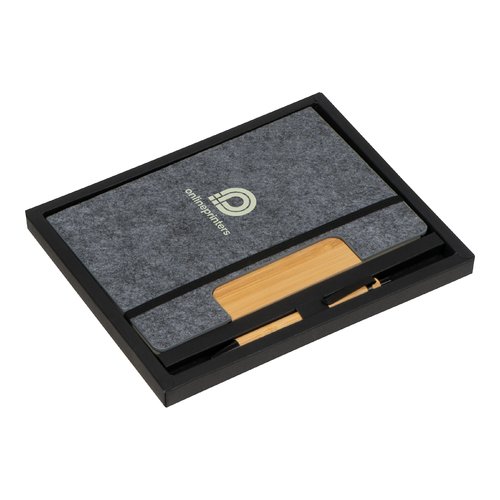 Ensemble de bloc-notes en feutre gris argent avec stylos et dtails en bois.