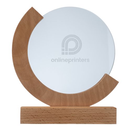 Trophe beige avec socle en bambou et plaque circulaire en verre acrylique.
