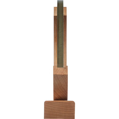 Trophe beige avec base en bambou.