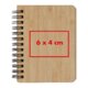 Carnet en bois clair avec reliure spirale.