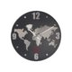 Horloge murale en aluminium avec aiguilles des heures, des minutes et des secondes.
