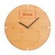 Horloge murale en bois clair avec aiguilles noires.