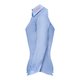 Chemise bleu clair � manches longues et col pour femmes.