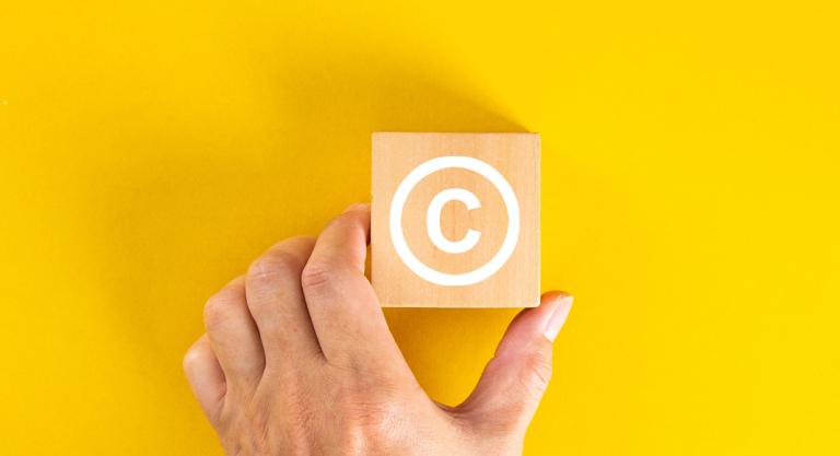 Signe de copyright, marque de fabrique et marque déposée en usage